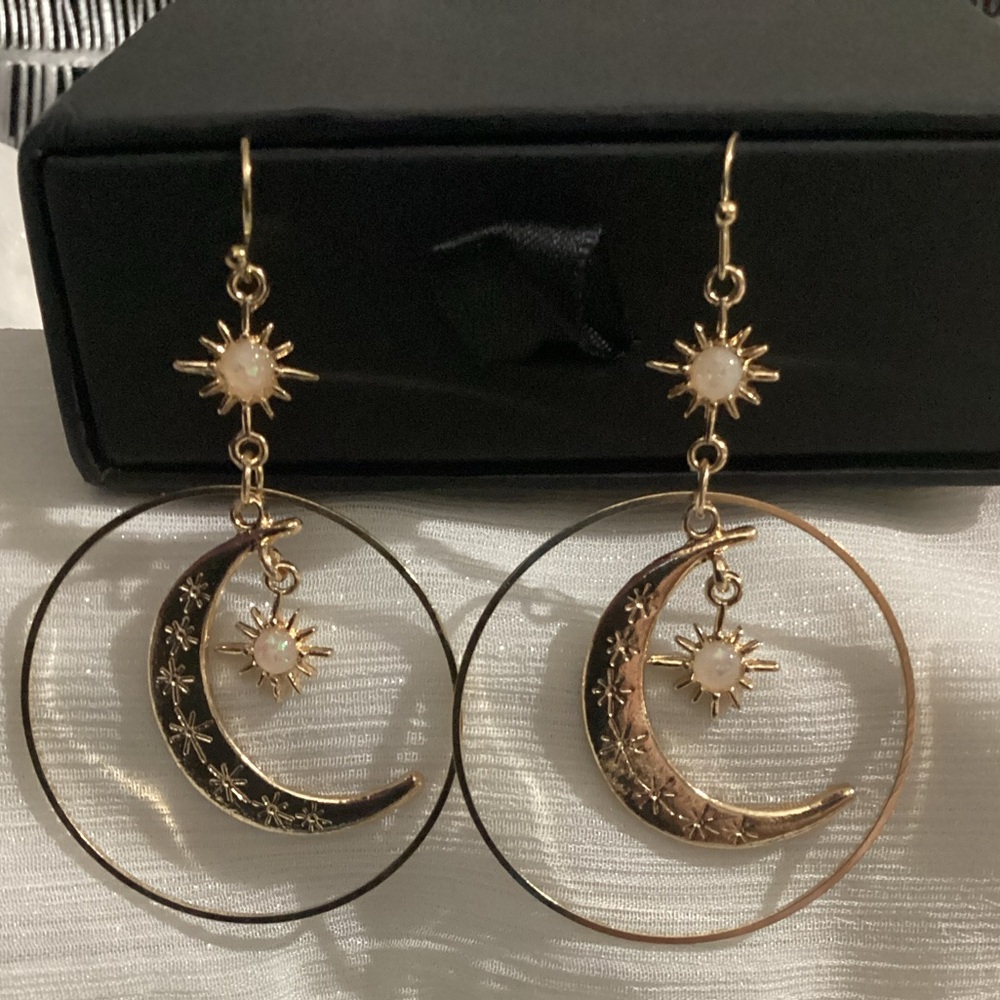 🌙GoldTone Celestial Circle Crescent Moon Dangle Drop Earrings